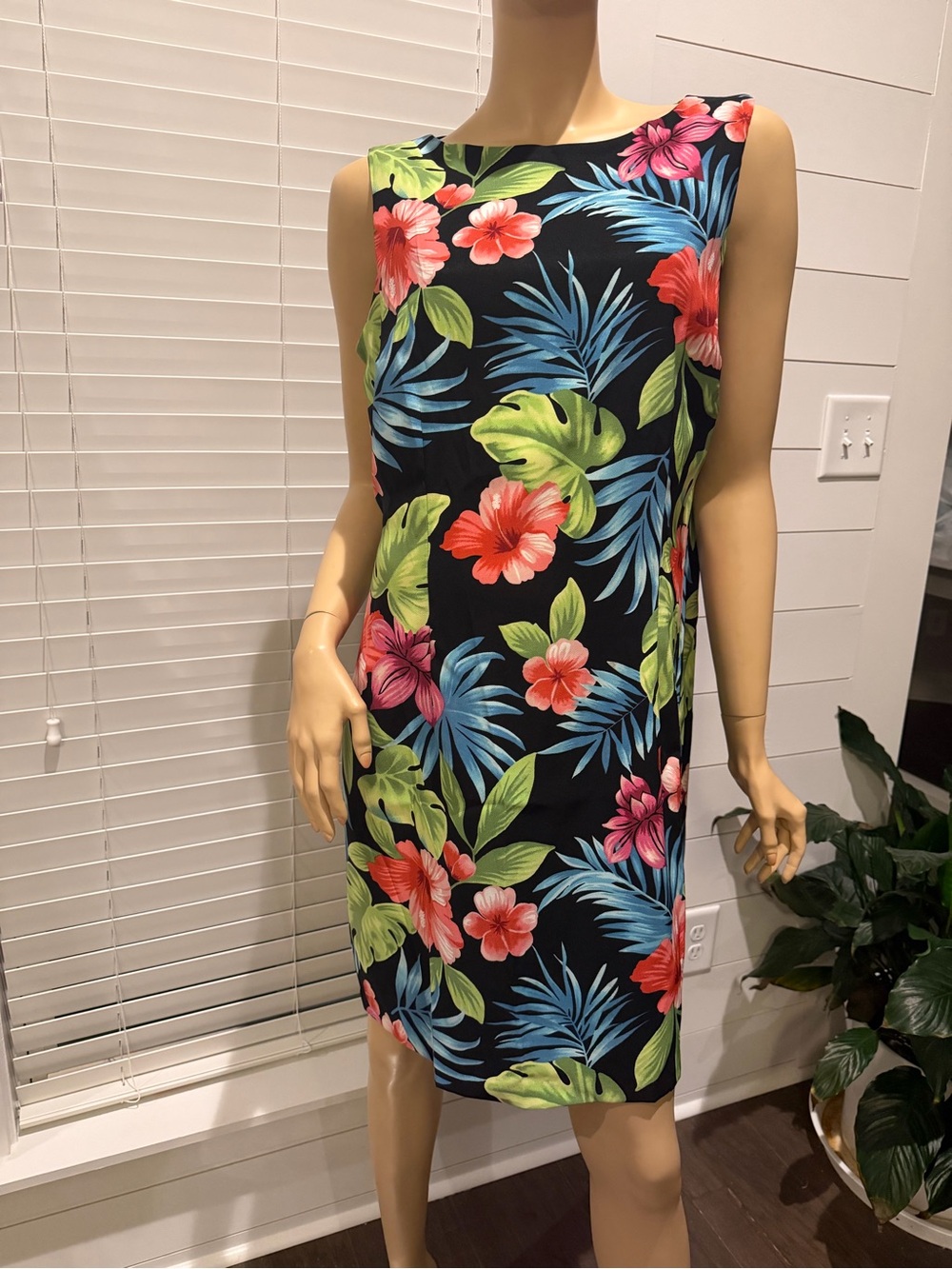 AGB dress Women’s Size 16 Sleeveless Tropical Floral Shift Dress in Black